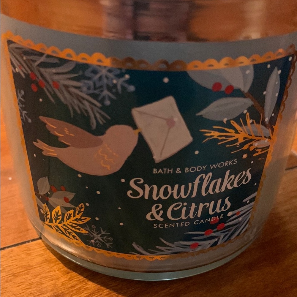 Bath & Body Works Snowflakes & Citrus Candle - Picture 2 of 7